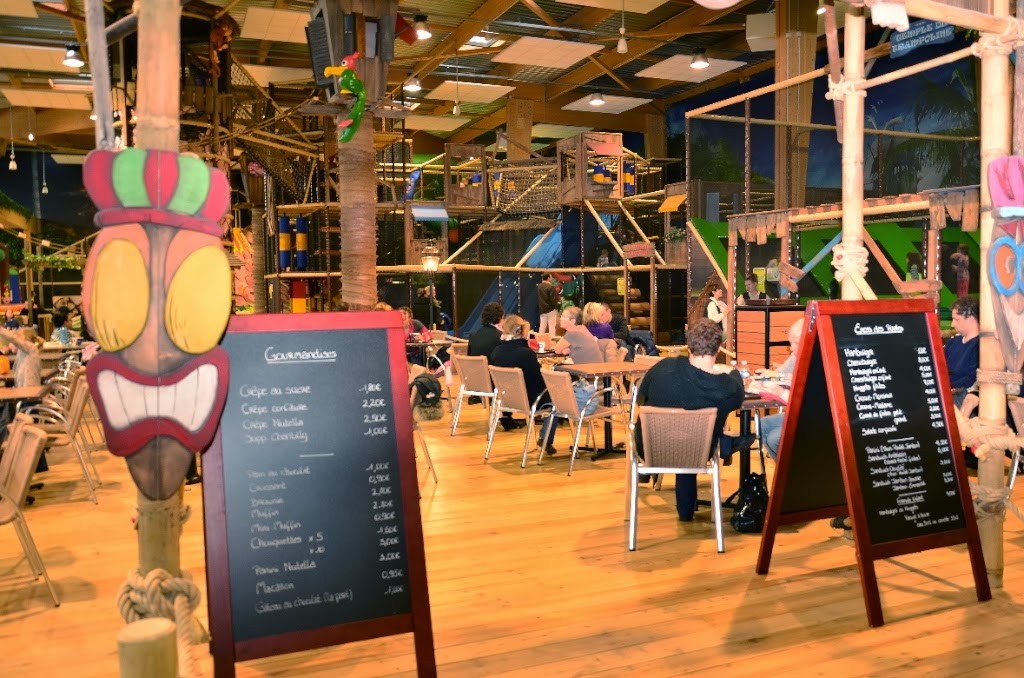 Espace restauration avec des friandises et des gateaux à commander